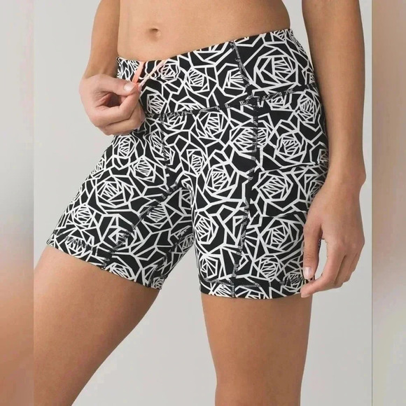 Lululemon Speed Track ShortPosey Black White / Miss Mosaic White